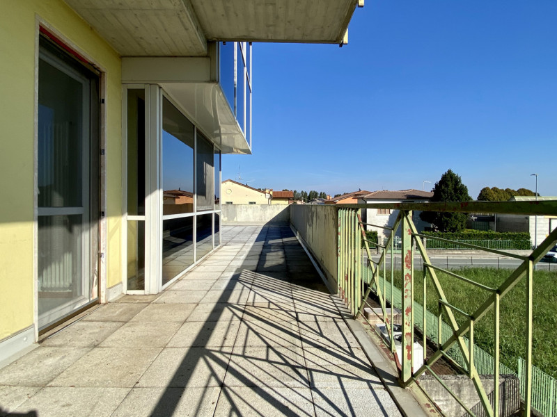 In posizione comoda al centro del paese, all’interno di un condominio curato e ben abitato, propo...