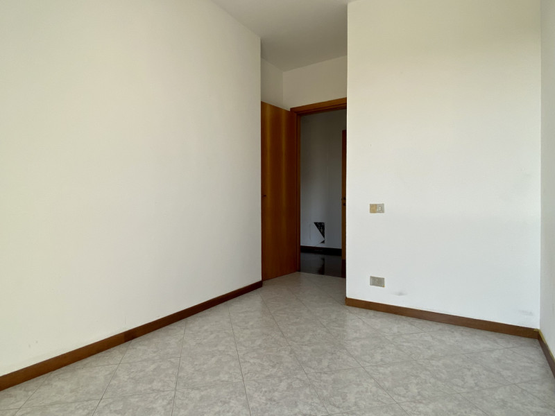 In posizione comoda al centro del paese, all’interno di un condominio curato e ben abitato, propo...