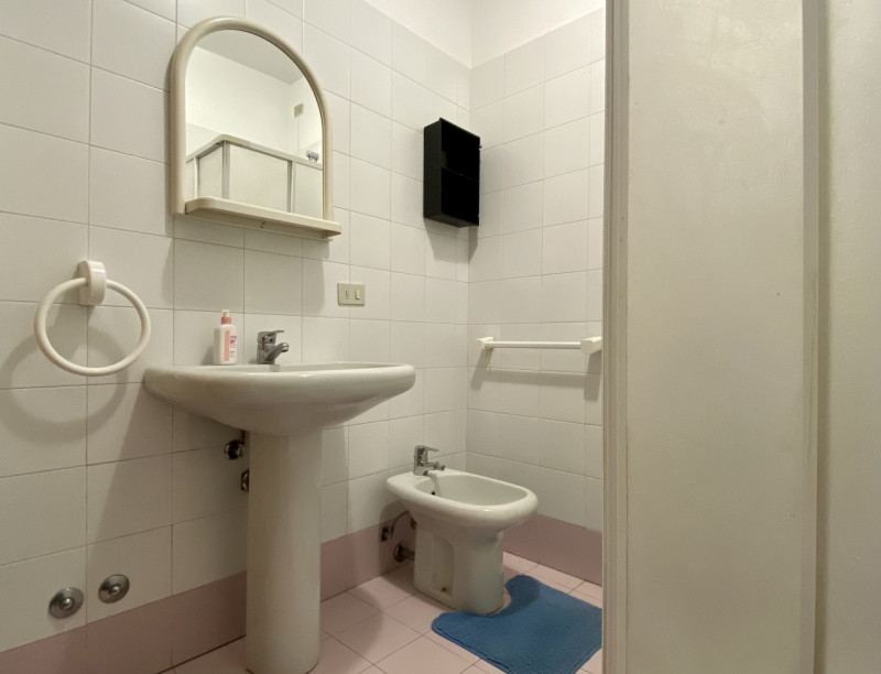 In posizione comoda al centro del paese, all’interno di un condominio curato e ben abitato, propo...