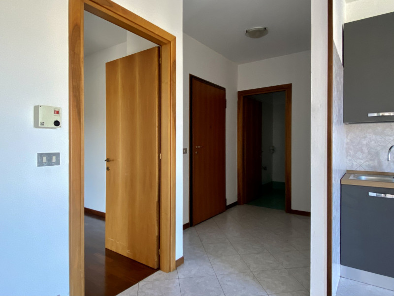 In posizione comoda al centro del paese, all’interno di un condominio curato e ben abitato, propo...