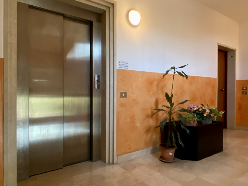 In posizione comoda al centro del paese, all’interno di un condominio curato e ben abitato, propo...