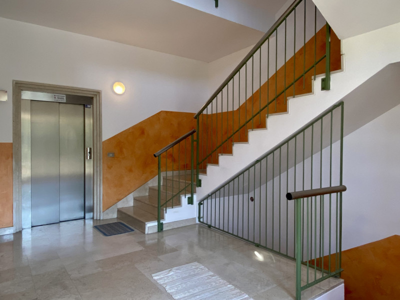 In posizione comoda al centro del paese, all’interno di un condominio curato e ben abitato, propo...