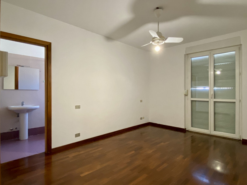 In posizione comoda al centro del paese, all’interno di un condominio curato e ben abitato, propo...