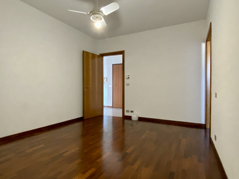 In posizione comoda al centro del paese, all’interno di un condominio curato e ben abitato, propo...