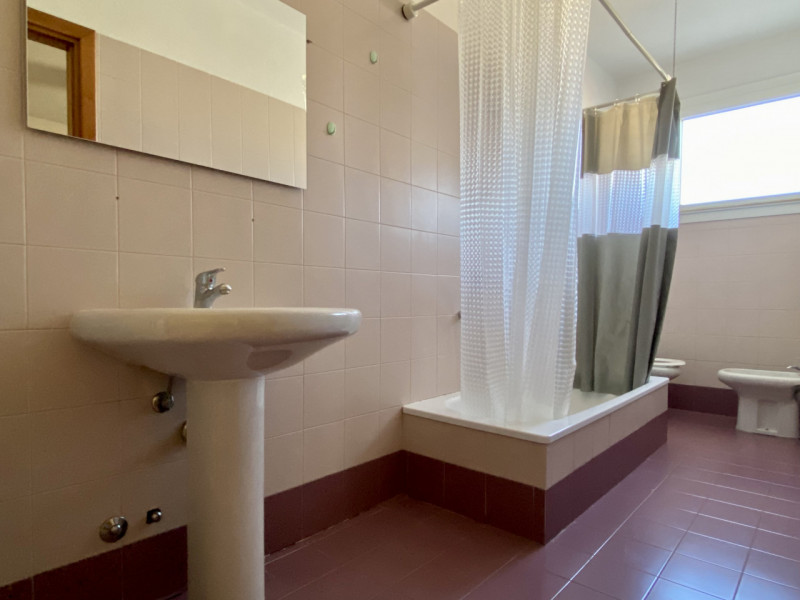 In posizione comoda al centro del paese, all’interno di un condominio curato e ben abitato, propo...