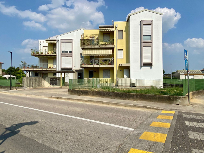 In posizione comoda al centro del paese, all’interno di un condominio curato e ben abitato, propo...