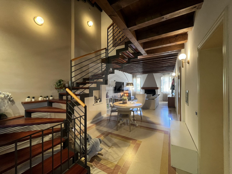 TENCAROLA – SELVAZZANO DENTRO

Proponiamo in vendita una porzione centrale di casale caratterizza...