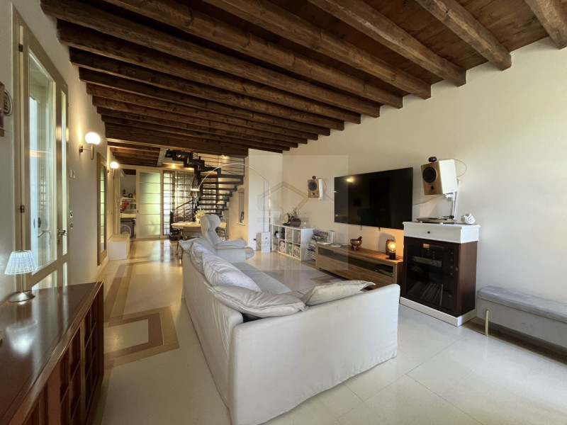 TENCAROLA – SELVAZZANO DENTRO

Proponiamo in vendita una porzione centrale di casale caratterizza...