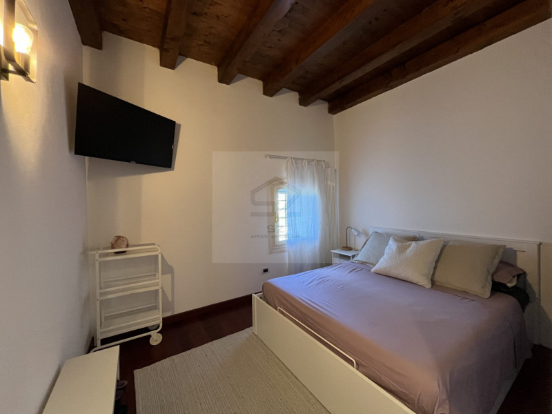 TENCAROLA – SELVAZZANO DENTRO

Proponiamo in vendita una porzione centrale di casale caratterizza...