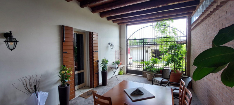 TENCAROLA – SELVAZZANO DENTRO

Proponiamo in vendita una porzione centrale di casale caratterizza...