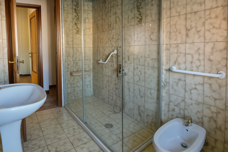 In una posizione tranquilla ma comoda a tutti i servizi, proponiamo in vendita ampio appartamento...