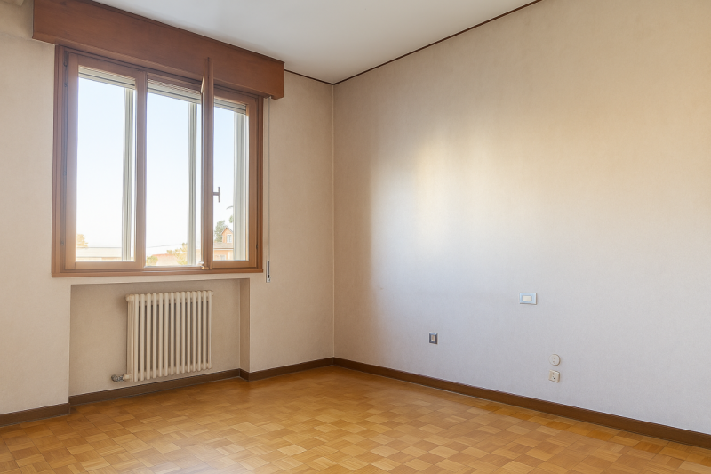 In una posizione tranquilla ma comoda a tutti i servizi, proponiamo in vendita ampio appartamento...