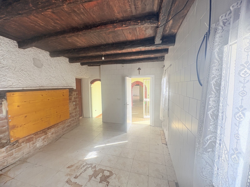 Situato nel pittoresco comune di Cinto Euganeo, questo affascinante rustico offre un'opportunità ...