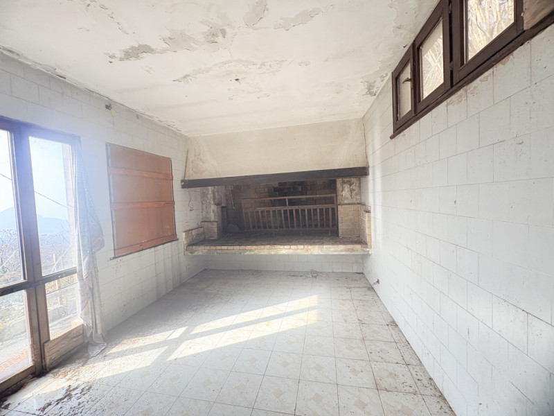 Situato nel pittoresco comune di Cinto Euganeo, questo affascinante rustico offre un'opportunità ...