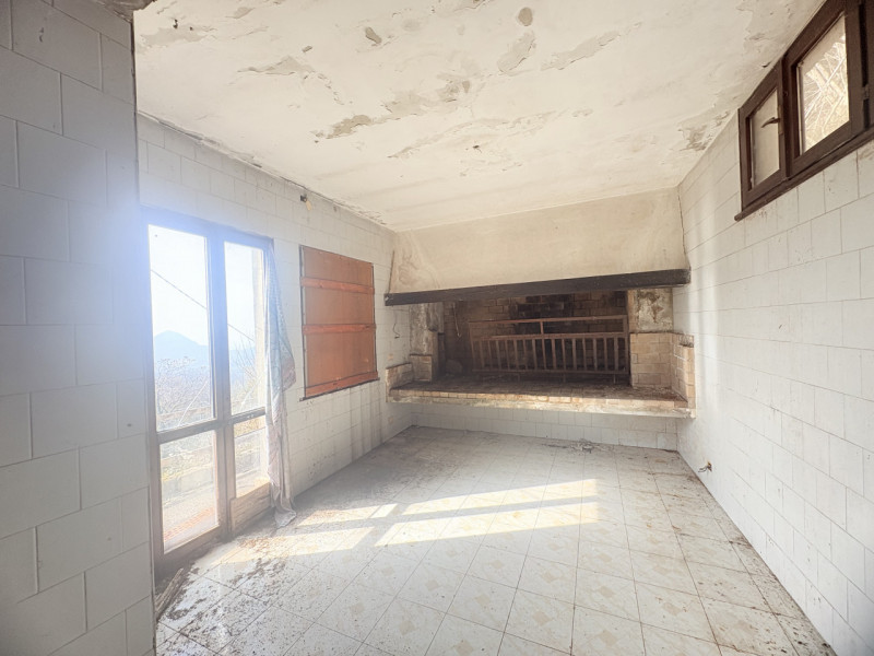 Situato nel pittoresco comune di Cinto Euganeo, questo affascinante rustico offre un'opportunità ...