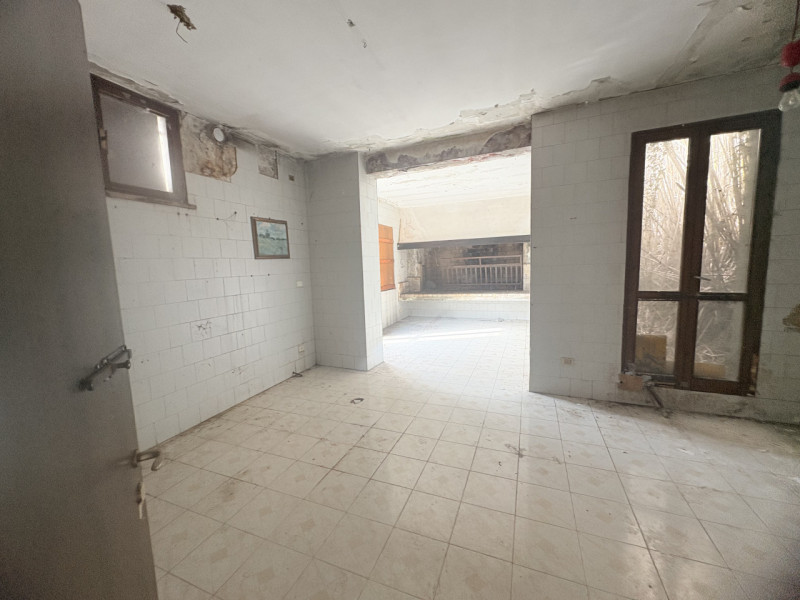 Situato nel pittoresco comune di Cinto Euganeo, questo affascinante rustico offre un'opportunità ...