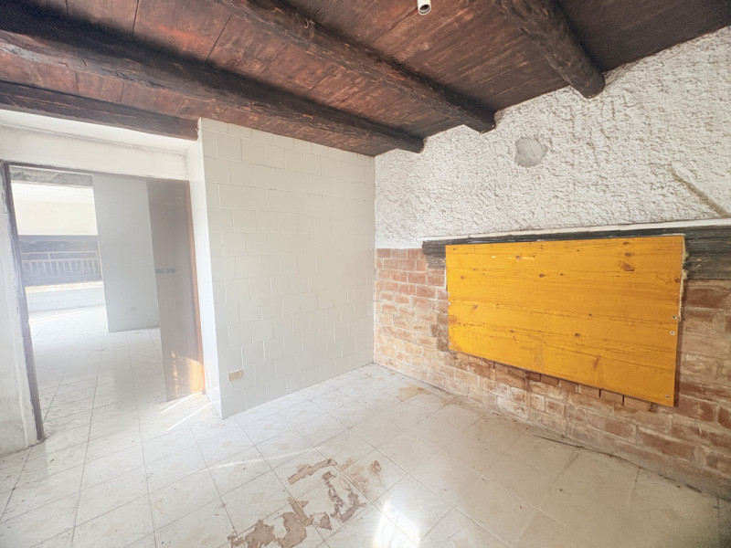 Situato nel pittoresco comune di Cinto Euganeo, questo affascinante rustico offre un'opportunità ...