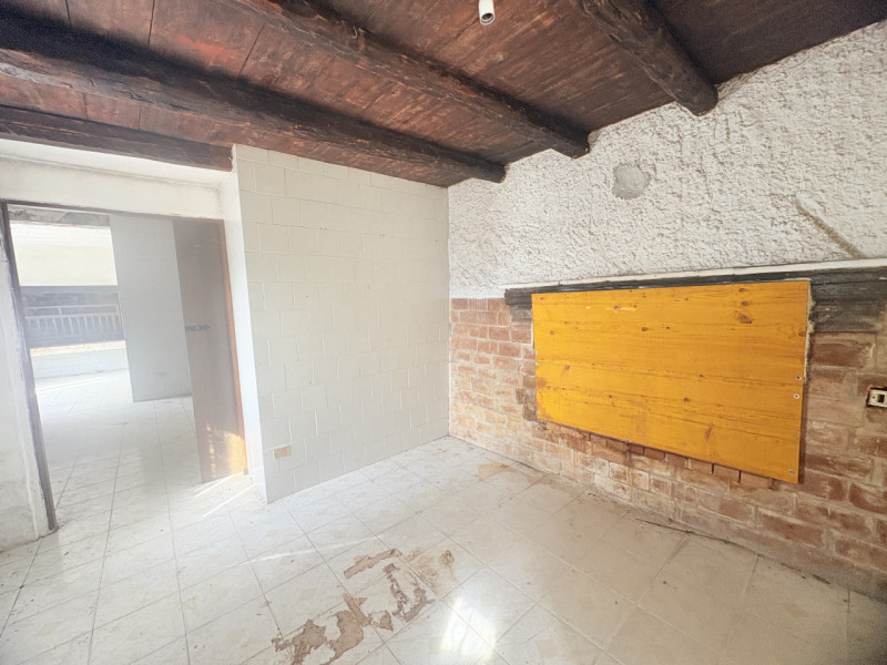 Situato nel pittoresco comune di Cinto Euganeo, questo affascinante rustico offre un'opportunità ...