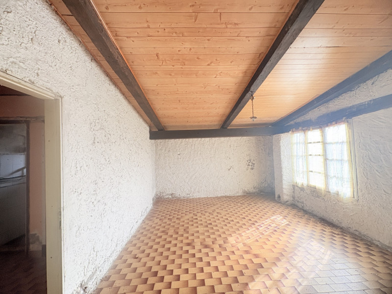 Situato nel pittoresco comune di Cinto Euganeo, questo affascinante rustico offre un'opportunità ...