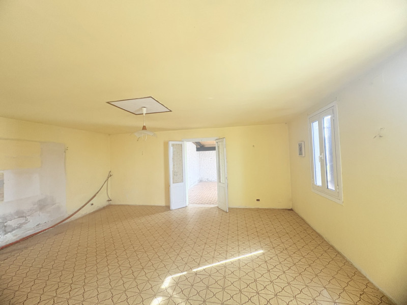 Situato nel pittoresco comune di Cinto Euganeo, questo affascinante rustico offre un'opportunità ...