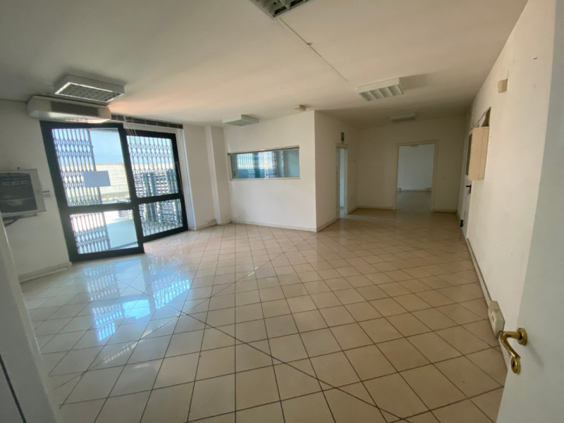 Riferimento per l'Agenzia AC0984 PADOVA Zona Industriale Est. Proponiamo in locazione un ampia po...