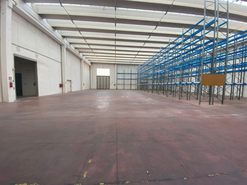 Riferimento per l'Agenzia AC0984 PADOVA Zona Industriale Est. Proponiamo in locazione un ampia po...