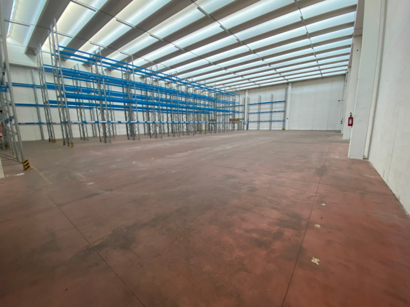 Riferimento per l'Agenzia AC0984 PADOVA Zona Industriale Est. Proponiamo in locazione un ampio ca...
