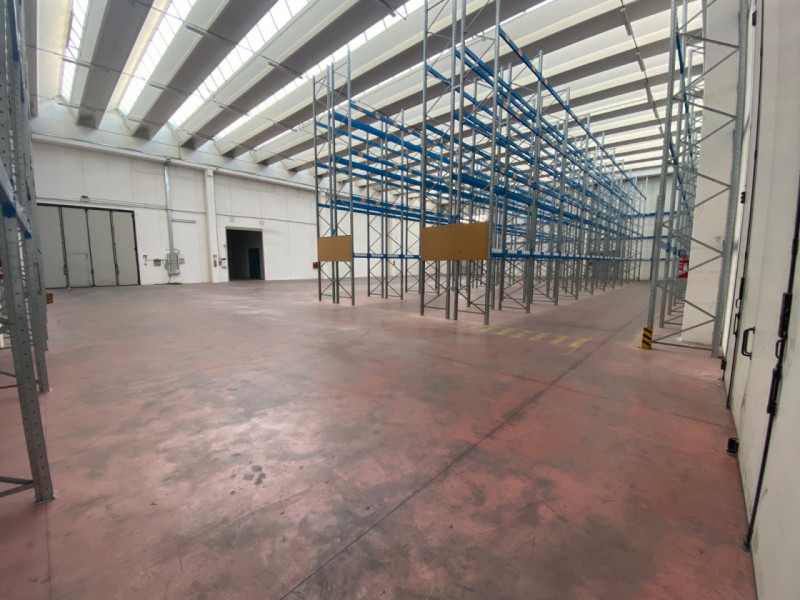 Riferimento per l'Agenzia AC0984 PADOVA Zona Industriale Est. Proponiamo in locazione un ampia po...