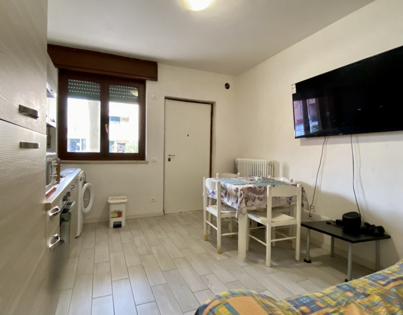 All’interno di un contesto con accesso privato tramite sbarra telecomandata, proponiamo in vendit...