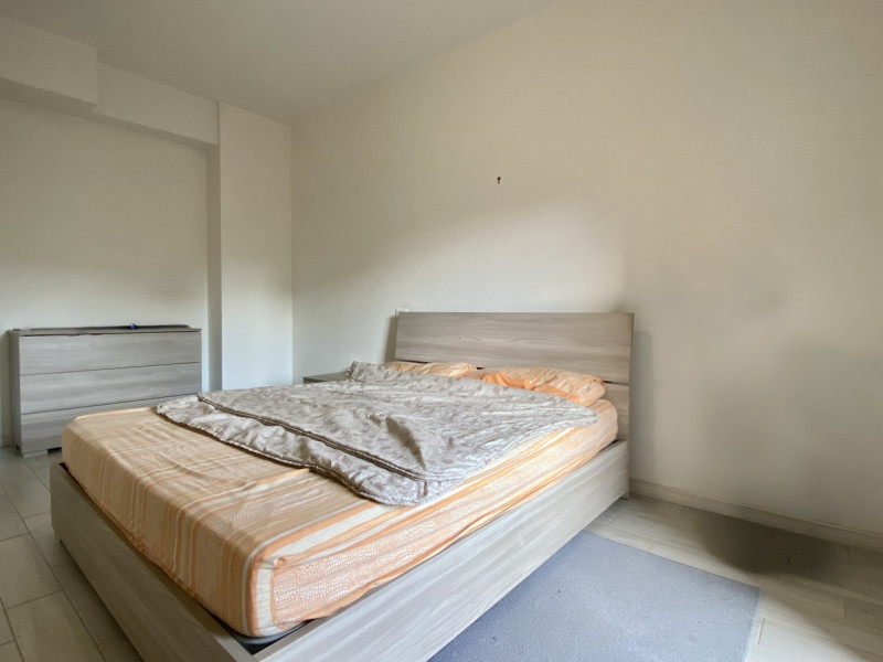 All’interno di un contesto con accesso privato tramite sbarra telecomandata, proponiamo in vendit...