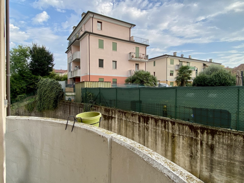 All’interno di un contesto con accesso privato tramite sbarra telecomandata, proponiamo in vendit...