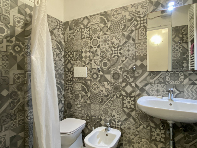 All’interno di un contesto con accesso privato tramite sbarra telecomandata, proponiamo in vendit...