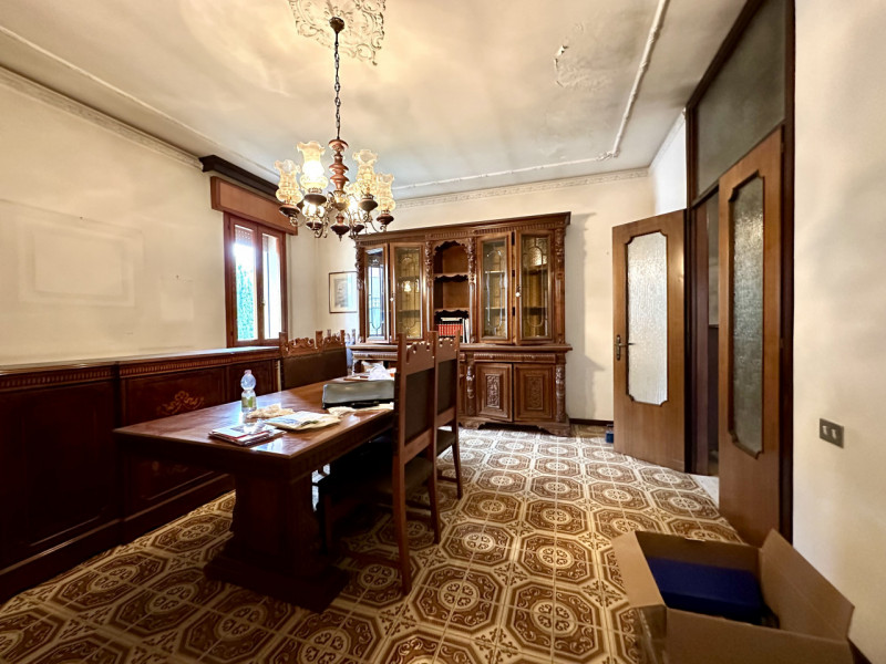 In zona molto centrale, comoda a tutti i servizi, si propone in vendita una porzione di bifamilia...