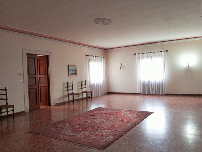 AMPIO MONOLOCALE ARREDATO E CON POSTO AUTO, IN SUGGESTIVA VILLA STORICA A DUEVILLE - RIF. 8300
CO...