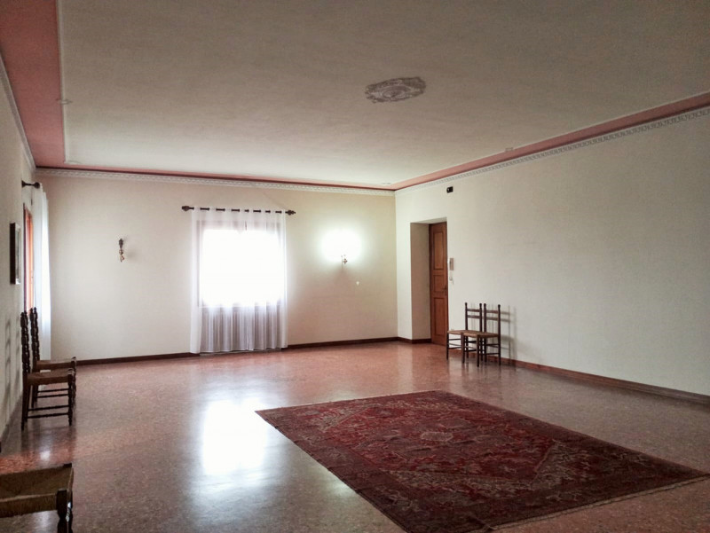 AMPIO MONOLOCALE ARREDATO E CON POSTO AUTO, IN SUGGESTIVA VILLA STORICA A DUEVILLE - RIF. 8300
CO...