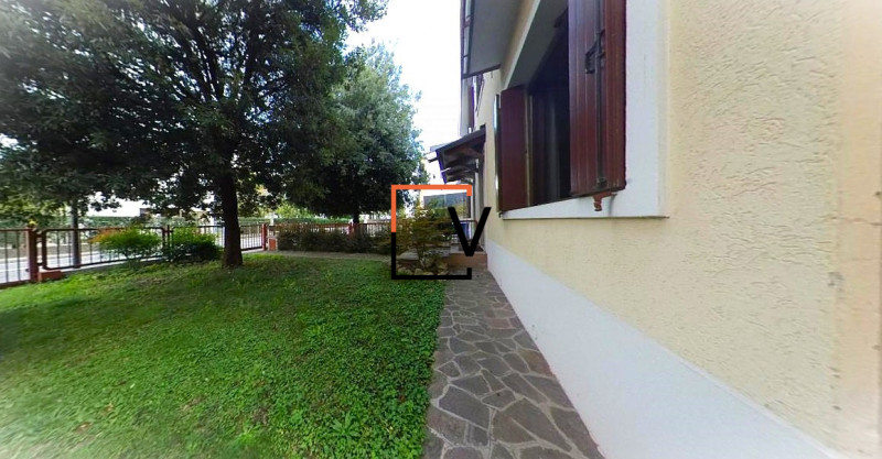 V385 - Proponiamo in vendita a meno di 5 minuti a piedi da Porta San Tommaso porzione di bifamili...