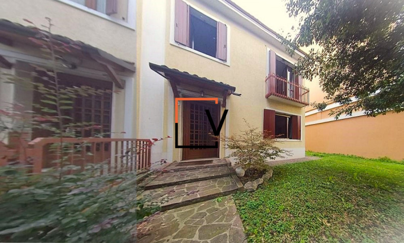 V385 - Proponiamo in vendita a meno di 5 minuti a piedi da Porta San Tommaso porzione di bifamili...