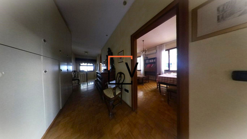 V385 - Proponiamo in vendita a meno di 5 minuti a piedi da Porta San Tommaso porzione di bifamili...