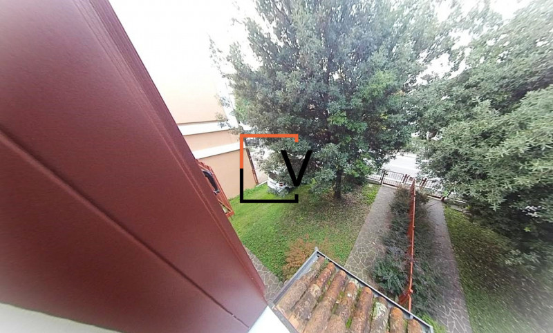 V385 - Proponiamo in vendita a meno di 5 minuti a piedi da Porta San Tommaso porzione di bifamili...