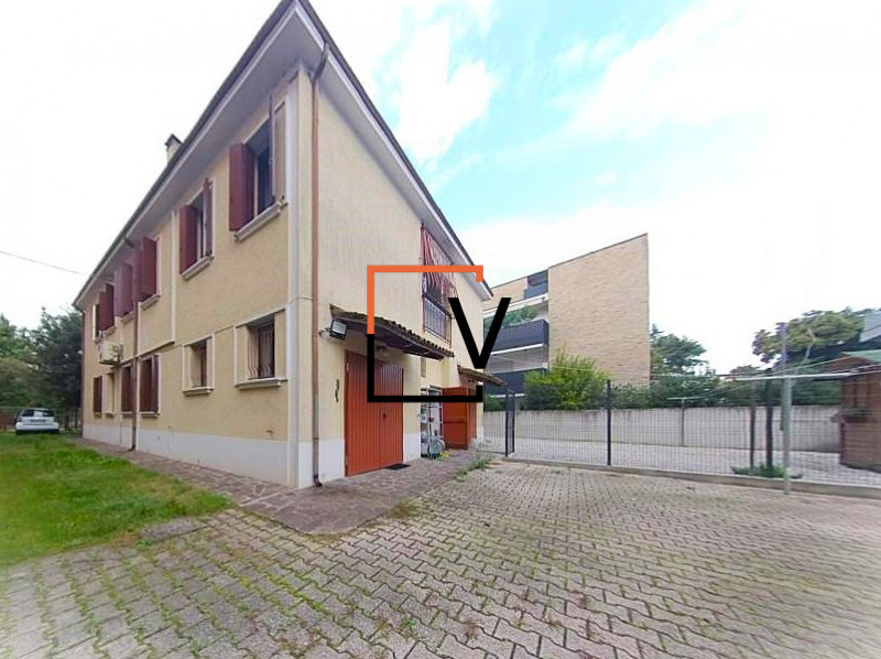 V385 - Proponiamo in vendita a meno di 5 minuti a piedi da Porta San Tommaso porzione di bifamili...