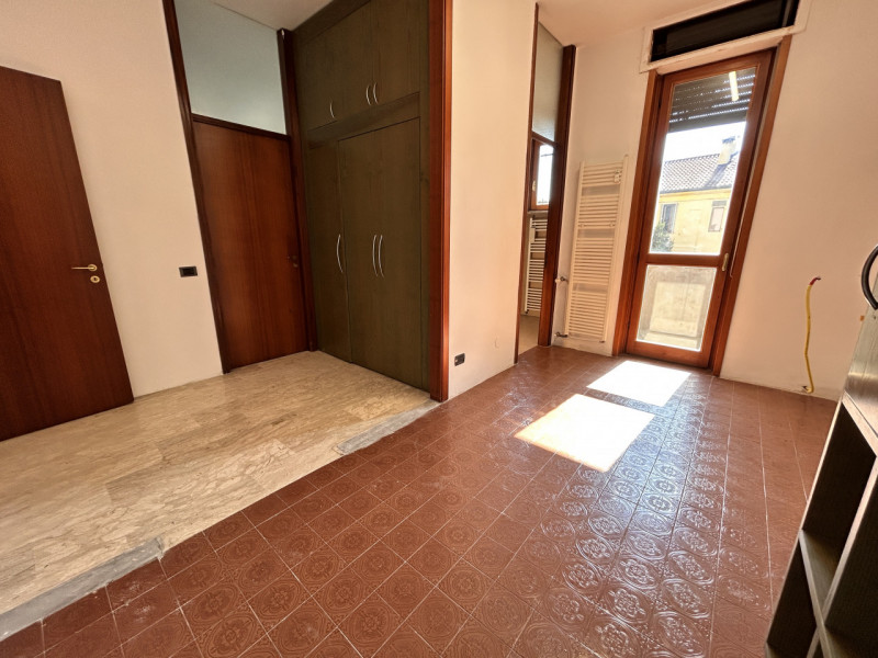 In posizione privilegiata, a due passi dall’ospedale e nel cuore del centro storico, proponiamo i...