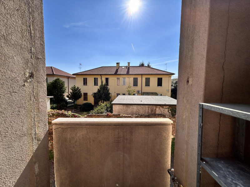 In posizione privilegiata, a due passi dall’ospedale e nel cuore del centro storico, proponiamo i...