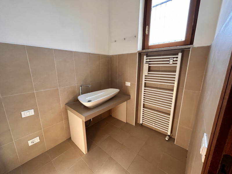 In posizione privilegiata, a due passi dall’ospedale e nel cuore del centro storico, proponiamo i...