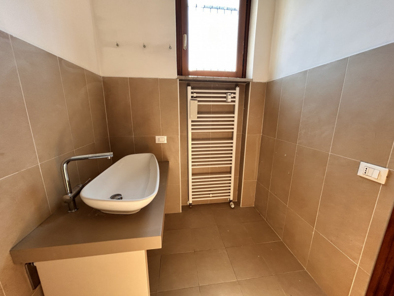 In posizione privilegiata, a due passi dall’ospedale e nel cuore del centro storico, proponiamo i...