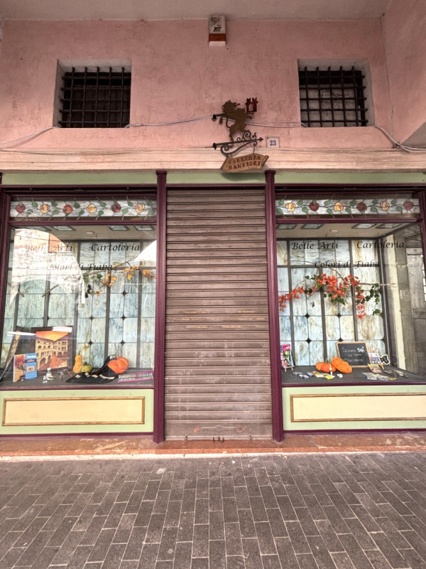Piccolo locale commerciale in affitto, situato nel cuore di Serravalle, Vittorio Veneto. Si trova...