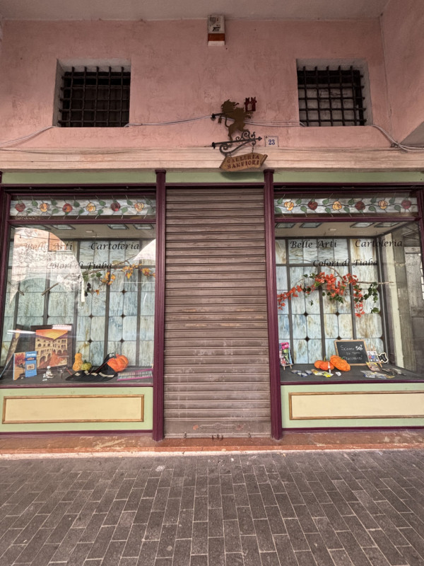 Piccolo locale commerciale in affitto, situato nel cuore di Serravalle, Vittorio Veneto. Si trova...