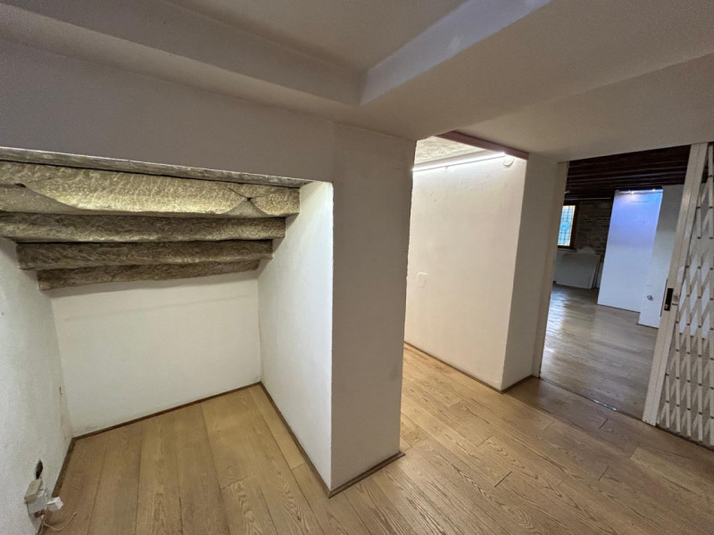 Piccolo locale commerciale in affitto, situato nel cuore di Serravalle, Vittorio Veneto. Si trova...