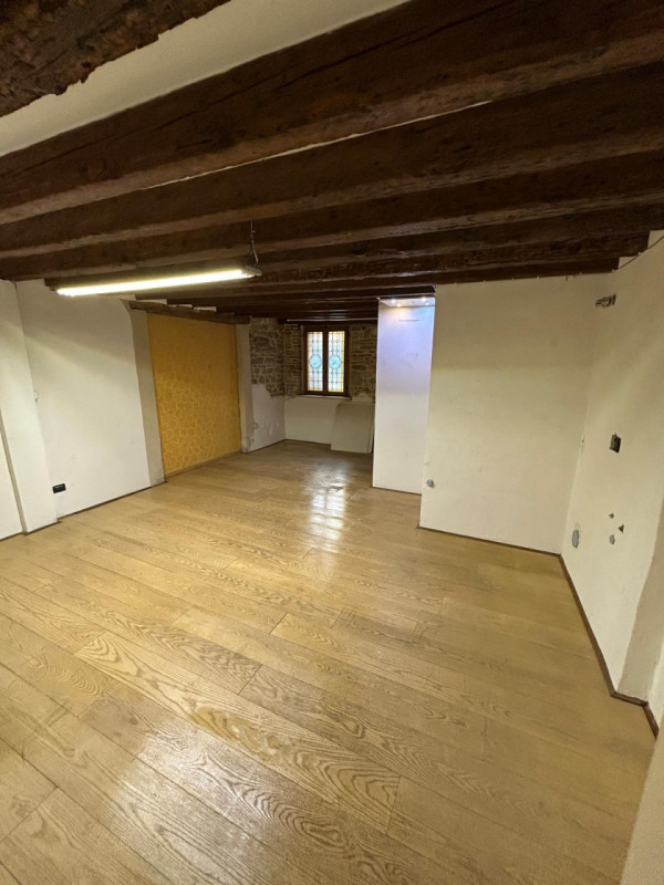 Piccolo locale commerciale in affitto, situato nel cuore di Serravalle, Vittorio Veneto. Si trova...