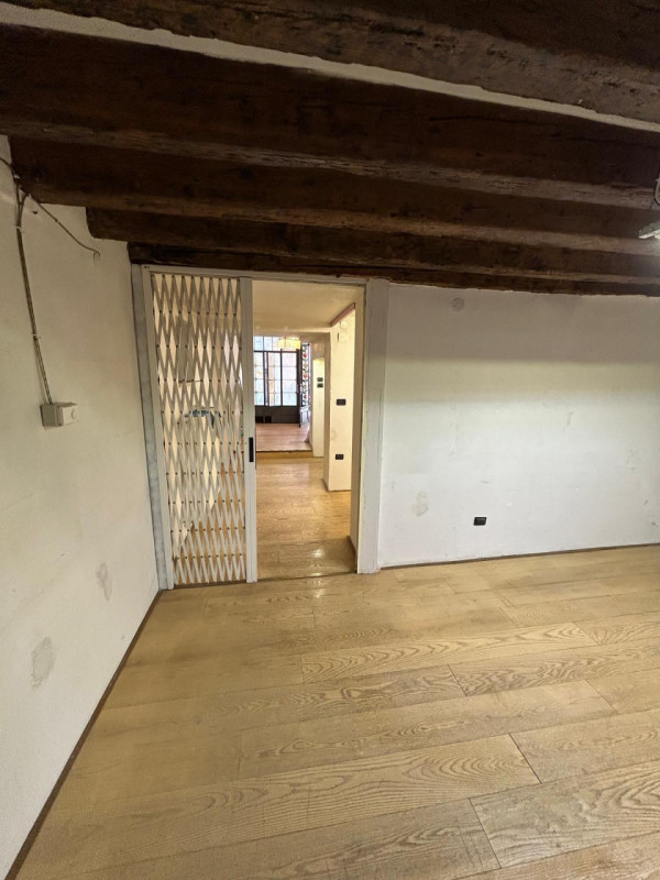 Piccolo locale commerciale in affitto, situato nel cuore di Serravalle, Vittorio Veneto. Si trova...