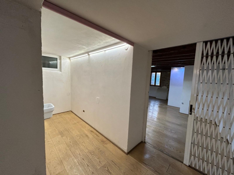 Piccolo locale commerciale in affitto, situato nel cuore di Serravalle, Vittorio Veneto. Si trova...